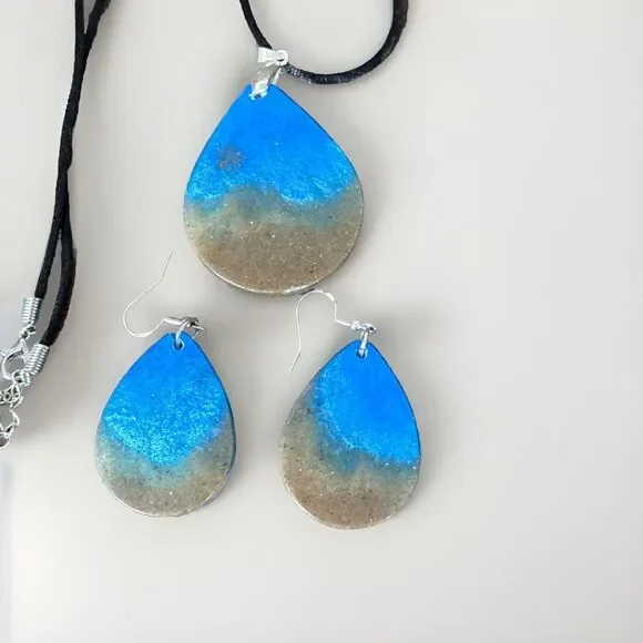 Handmade Ocean Theme With Seahorse Charm Epoxy Resin Earrings And Necklace Set - Picture 4 of 6